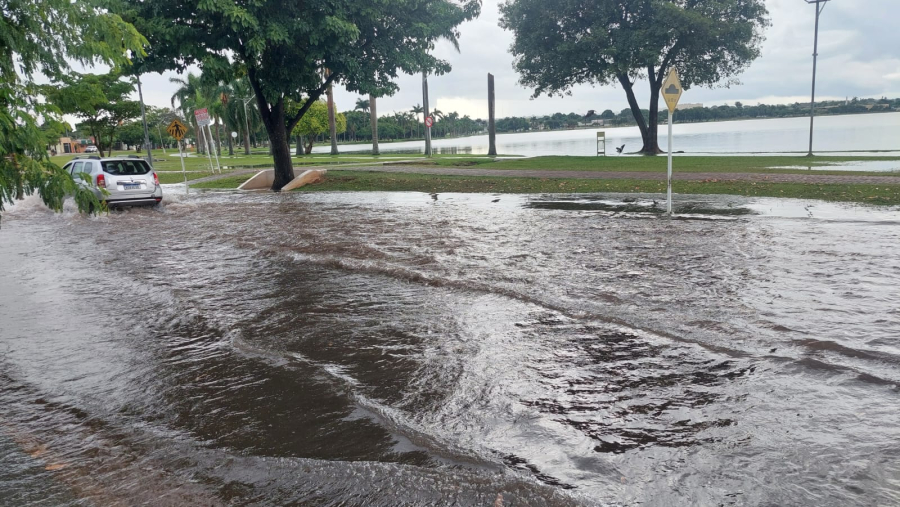 Temporal despeja 122 mm em poucas horas e provoca alagamentos em Três Lagoas