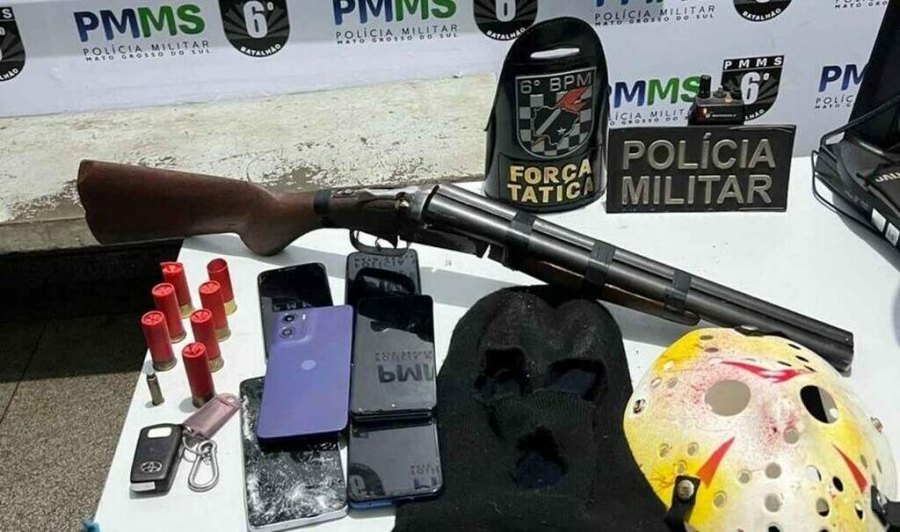 Homem é preso após tentar sequestrar crianças com espingarda e máscara de terror