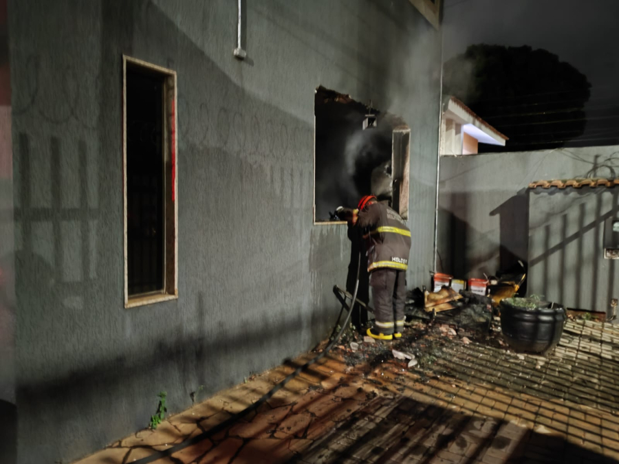 Vela provoca incêndio em casa e mobiliza bombeiros na Vila Nova em Três Lagoas