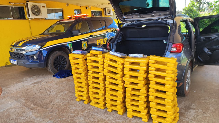 Droga e carro furtado são apreendidos após fuga na BR-262 em Água Clara