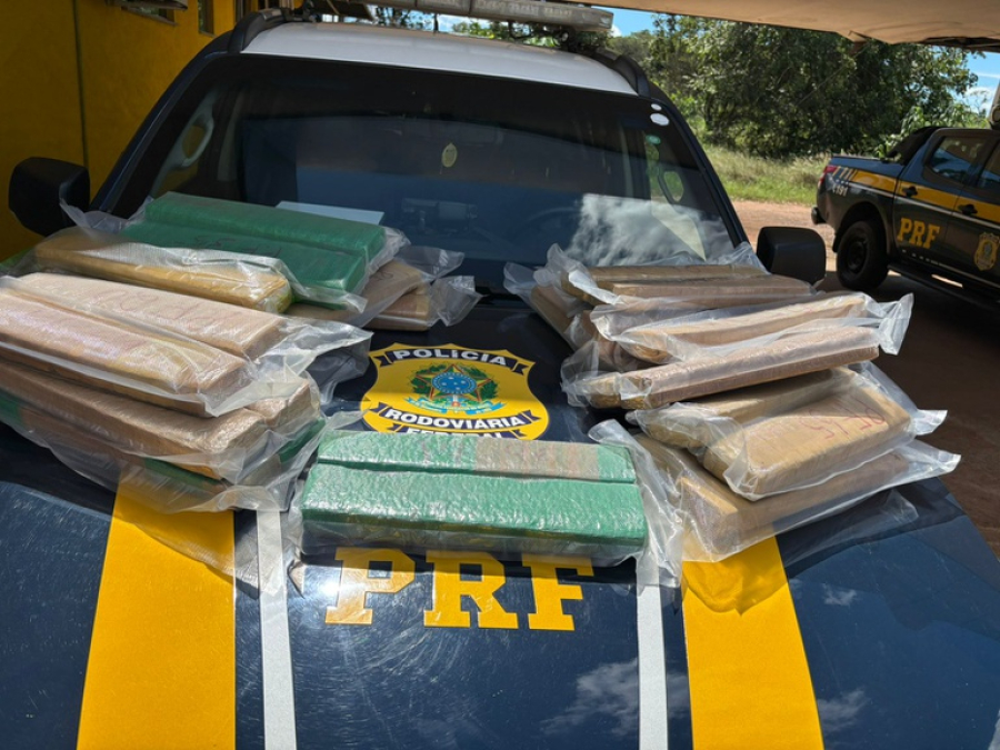 PRF apreende 36 kg de maconha e prende passageira com medicamentos