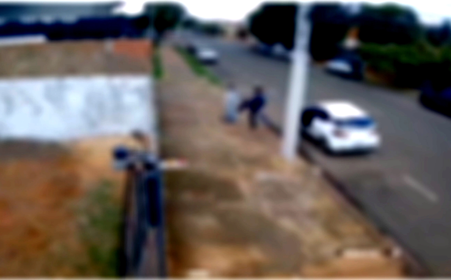 Homem é preso após agredir mulher e tentar forçá-la a entrar em carro 