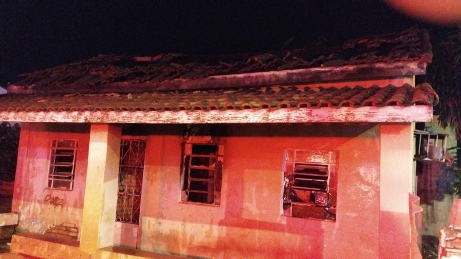 Incêndio atinge casa abandonada