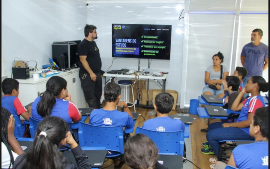 Carreta digital inicia capacitação em escolas