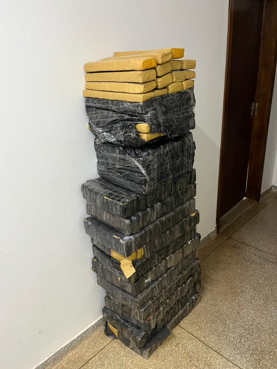 Acidente termina com apreensão de 216 kg de maconha