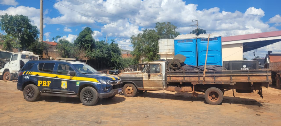 PRF apreende maconha e recupera camionete em Água Clara
