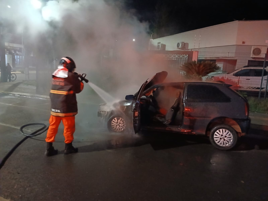 Carro pega fogo em frente à Câmara