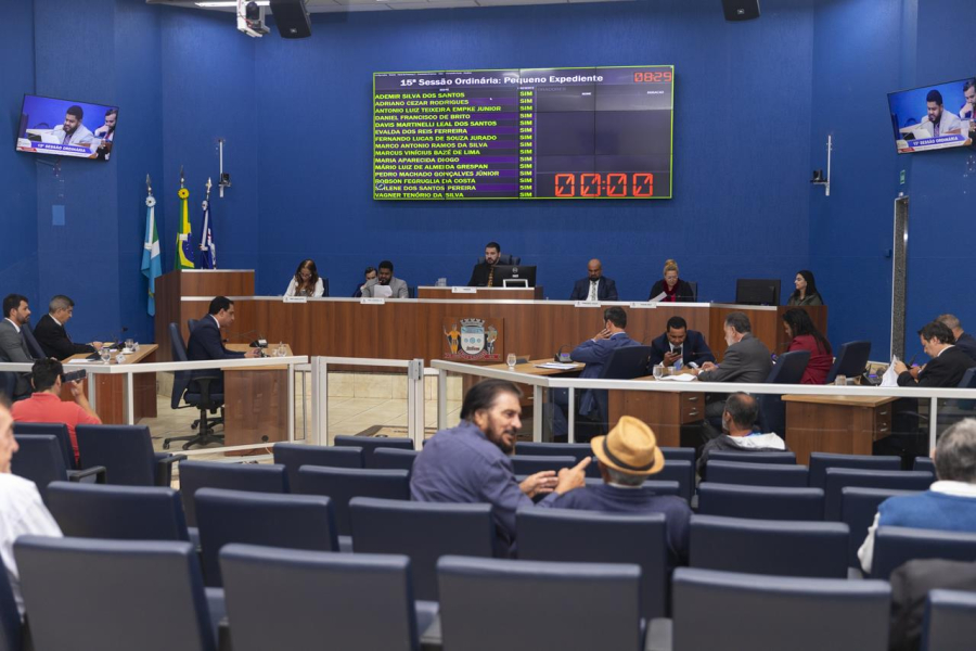 Vereadores aprovam reajuste salarial e programa contra cigarros eletrônicos
