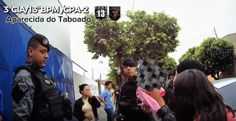 Bebê engasgada com leite é salva por policiais