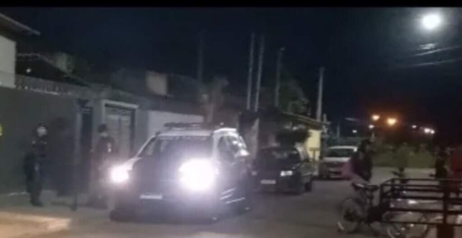 Homem morre após avançar contra policiais armado com faca