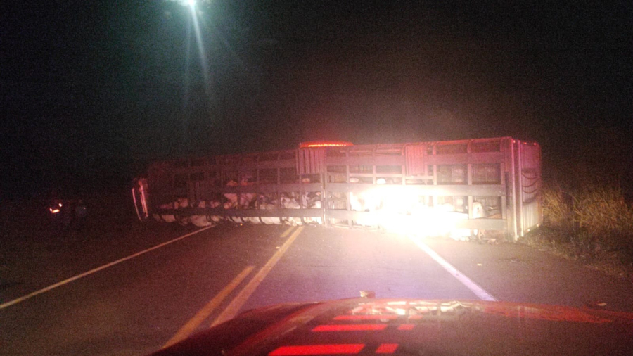Colisão entre carreta, ônibus e carro deixa ferido grave e interdita BR-262 