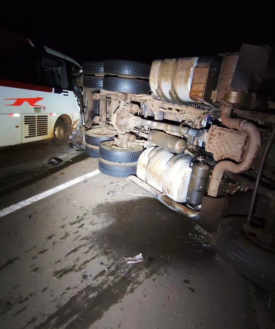 Colisão entre carreta, ônibus e carro deixa ferido grave e interdita BR-262 