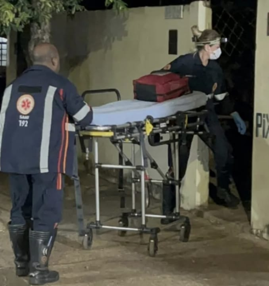Jovem baleado escapa de atiradores e pede socorro em residência