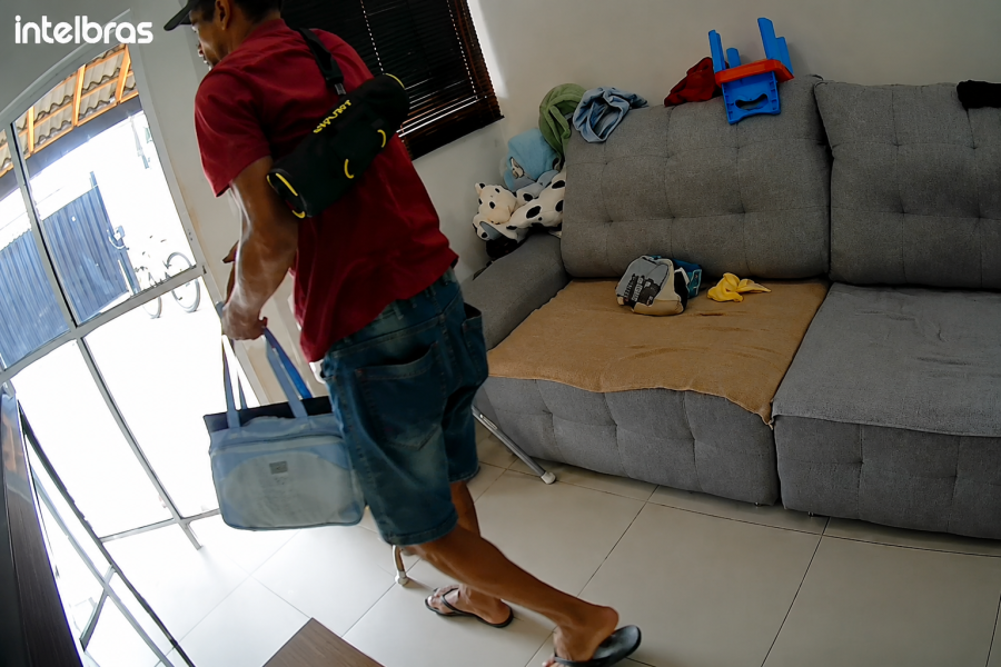 Ladrão invade casa e furta eletrônicos, perfumes e alimentos